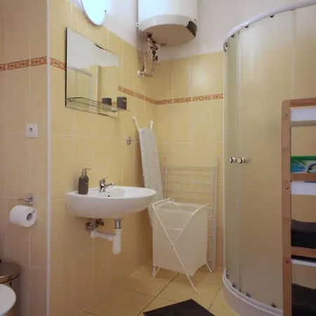 شقة Small Flat Ten Minutes From City Center براغ